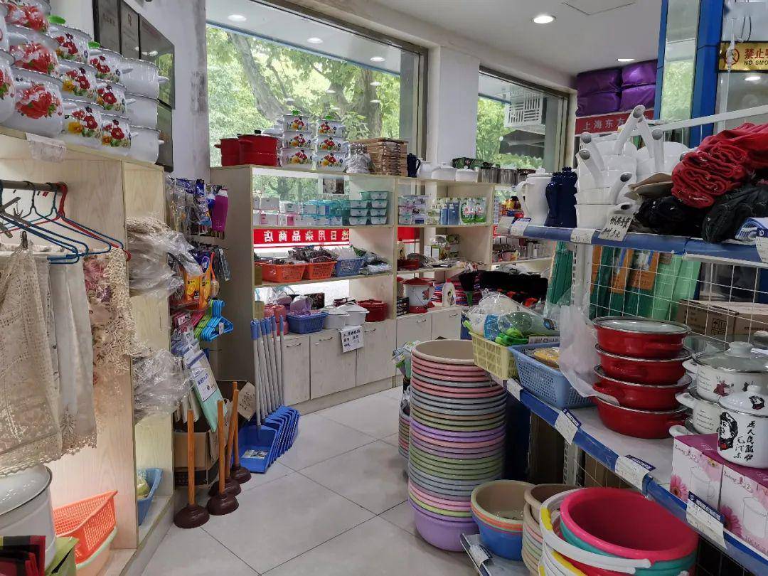 在这家“古董”日杂店里，我们看到了上海人的生活