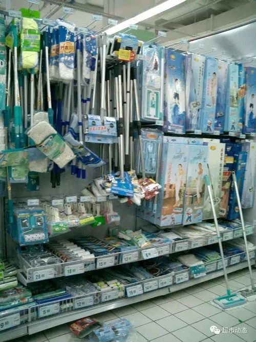 超市日杂百货区 拖把摆放的艺术与实用